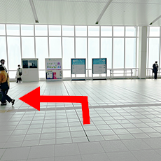 辻堂駅改札を出て写真の方向へ進みます。