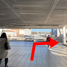 右方向へ直進します。