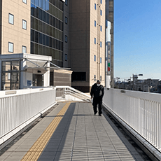 階段を降りてさらに直進します。