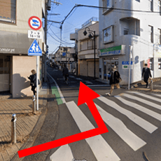 写真の場所から左手にすすみしばらく直進します。