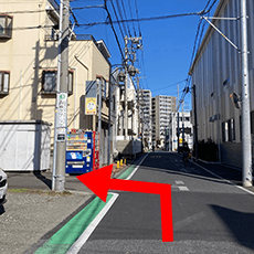 ロコスポーツさんが見えてきたら左手へ進みます。